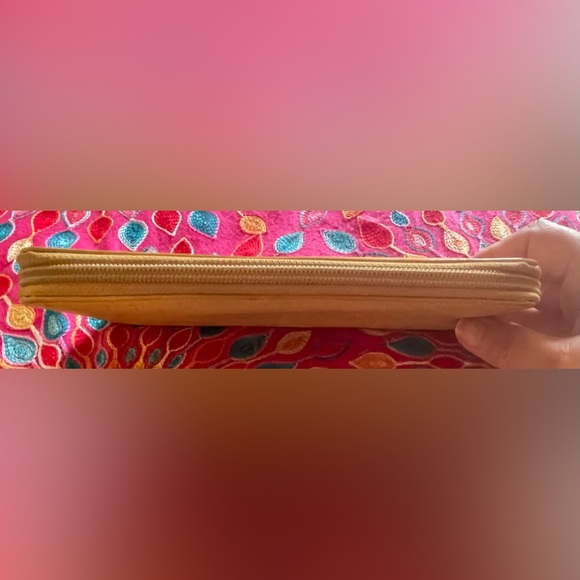 Pale yellow leather Kenneth Cole zippy wallet. Apx 8 x 4.5“. GUC - Picture 7 of 9